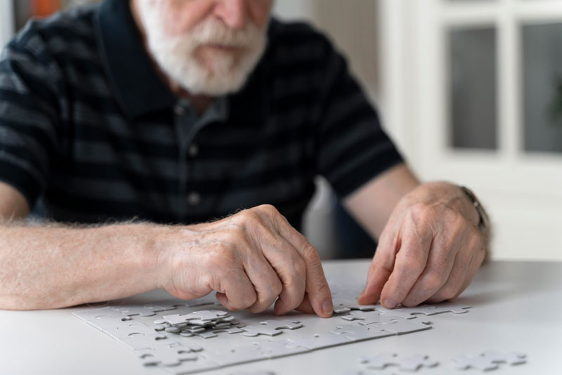 Persona mayor realizando un puzzle