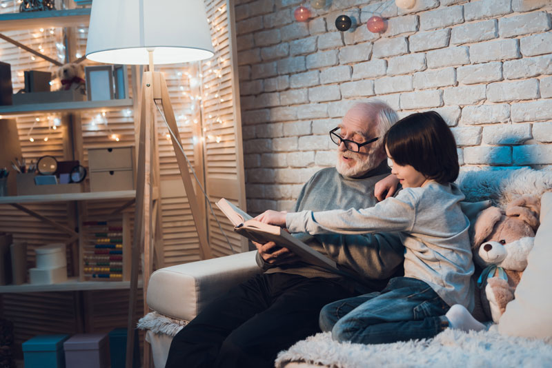 Abuelo y nieto leyendo
